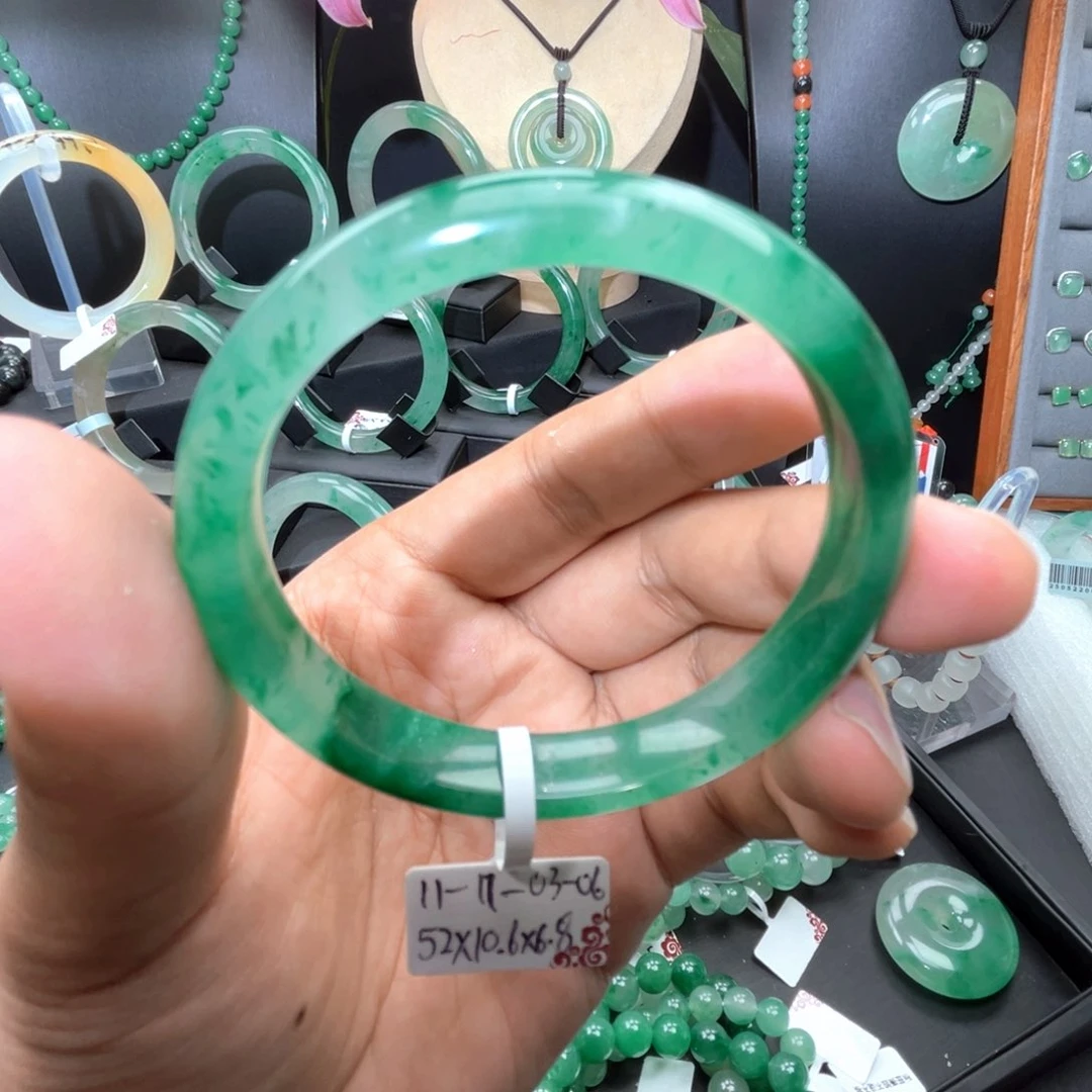 未镶嵌手镯石英质玉（非洲翠）