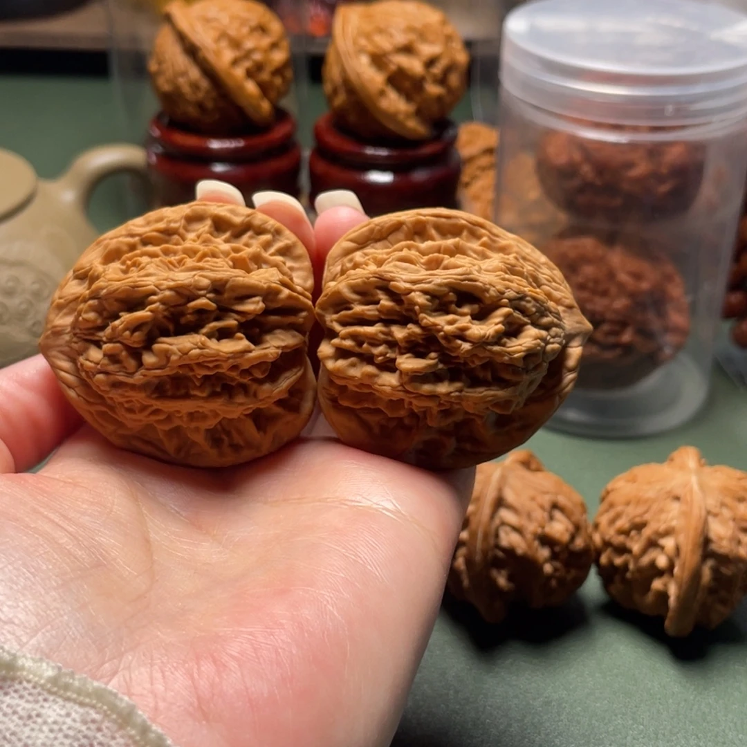 文玩核桃吊坠虎头