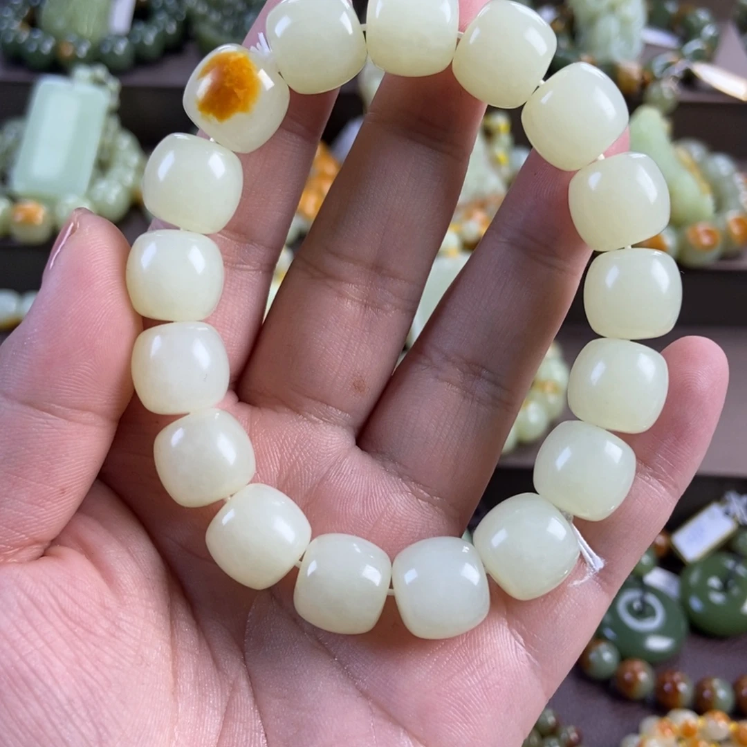 伊***枫透闪石质玉未镶嵌手串