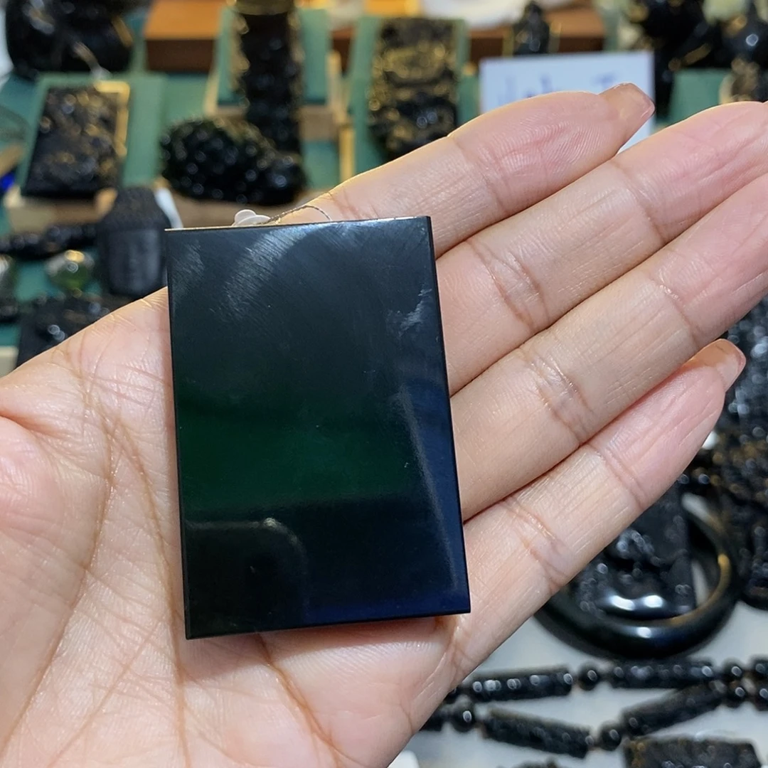 苏***北未镶嵌蛇纹石玉颈饰