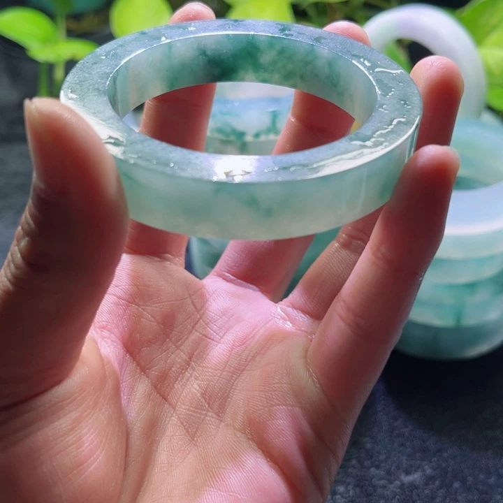 幸***子定制翡翠未镶嵌翡翠手镯
