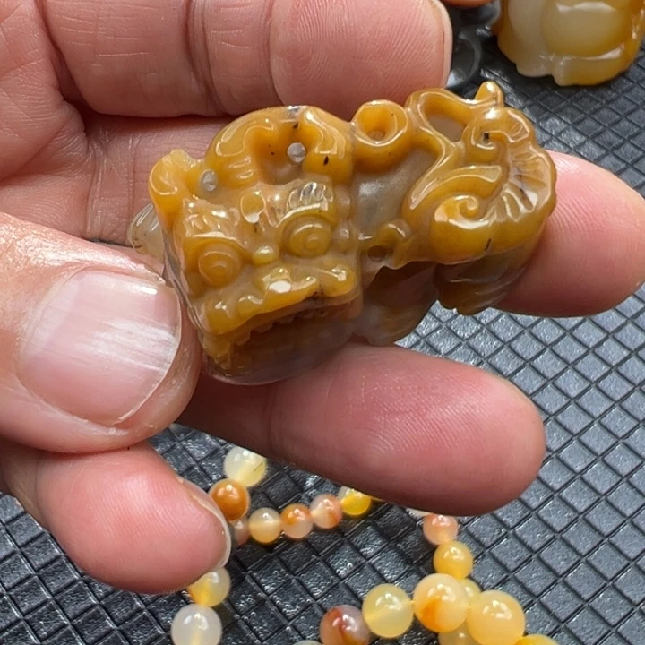 石英质玉（黄龙玉）颈饰合金小*花