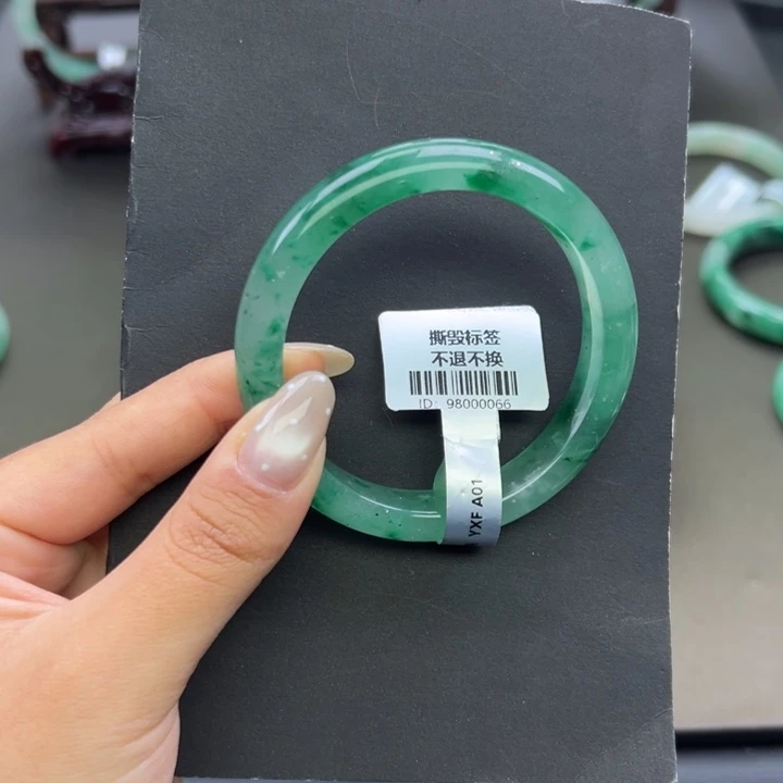 石英质玉未镶嵌手镯+周周57