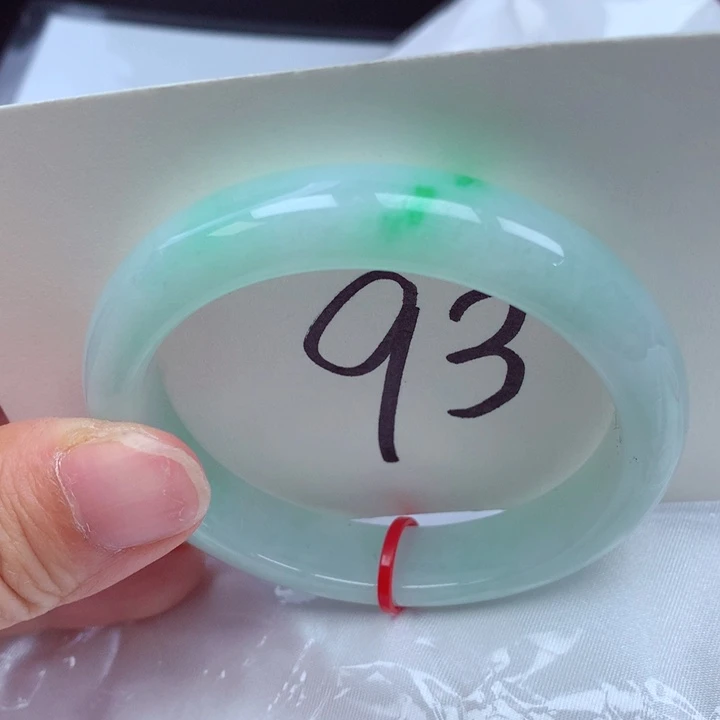 翡翠手镯未镶嵌翡翠