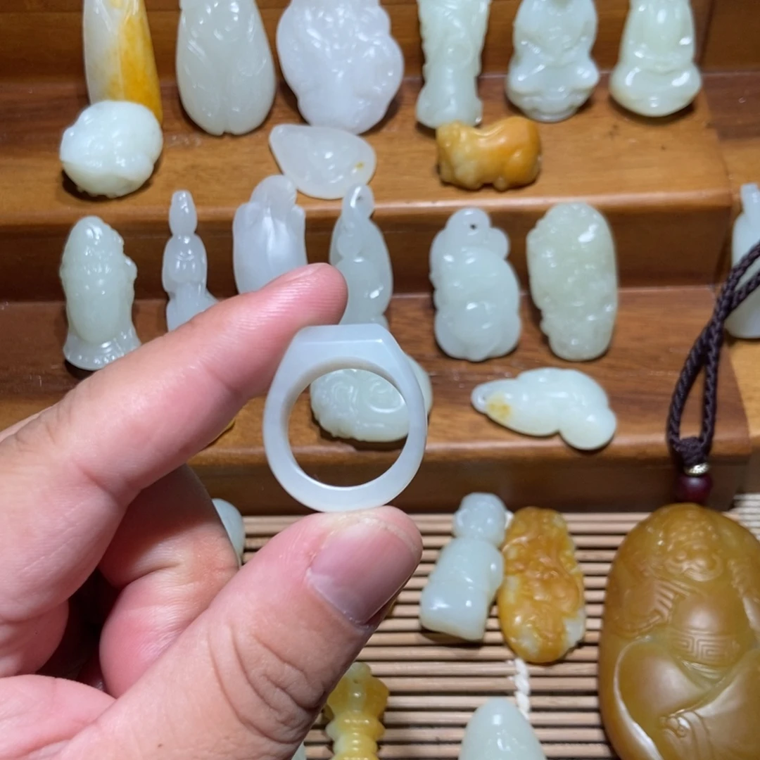 未***界和田玉未镶嵌颈饰