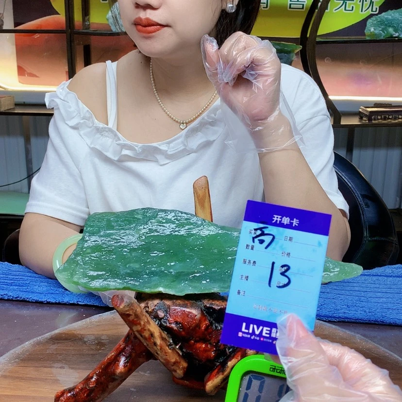 【闪购商品】蛇纹石玉未镶嵌原石龙****宝