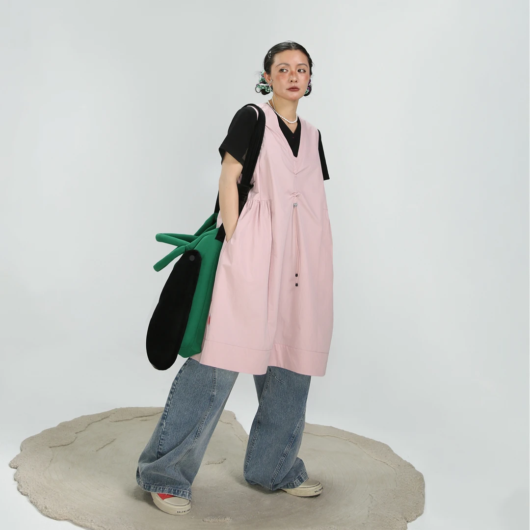 嬉游记原创 2025新款气质通勤无袖v领背心裙女宽松遮肉打底连衣裙