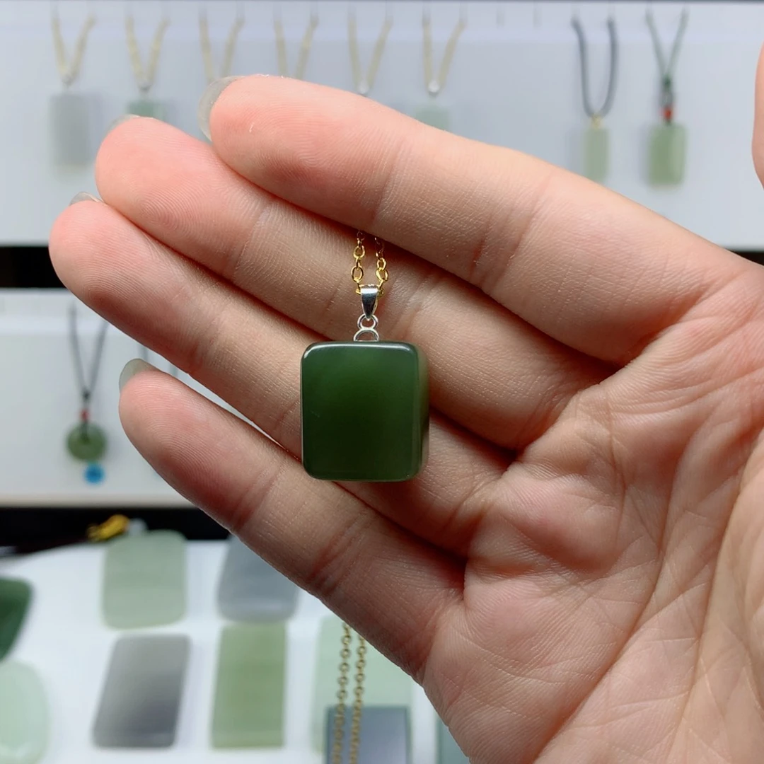 和田玉未镶嵌颈饰胜*