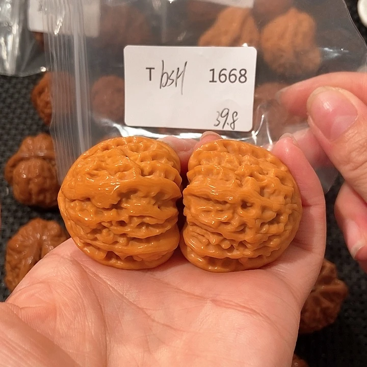 文玩核桃吊坠白狮子39