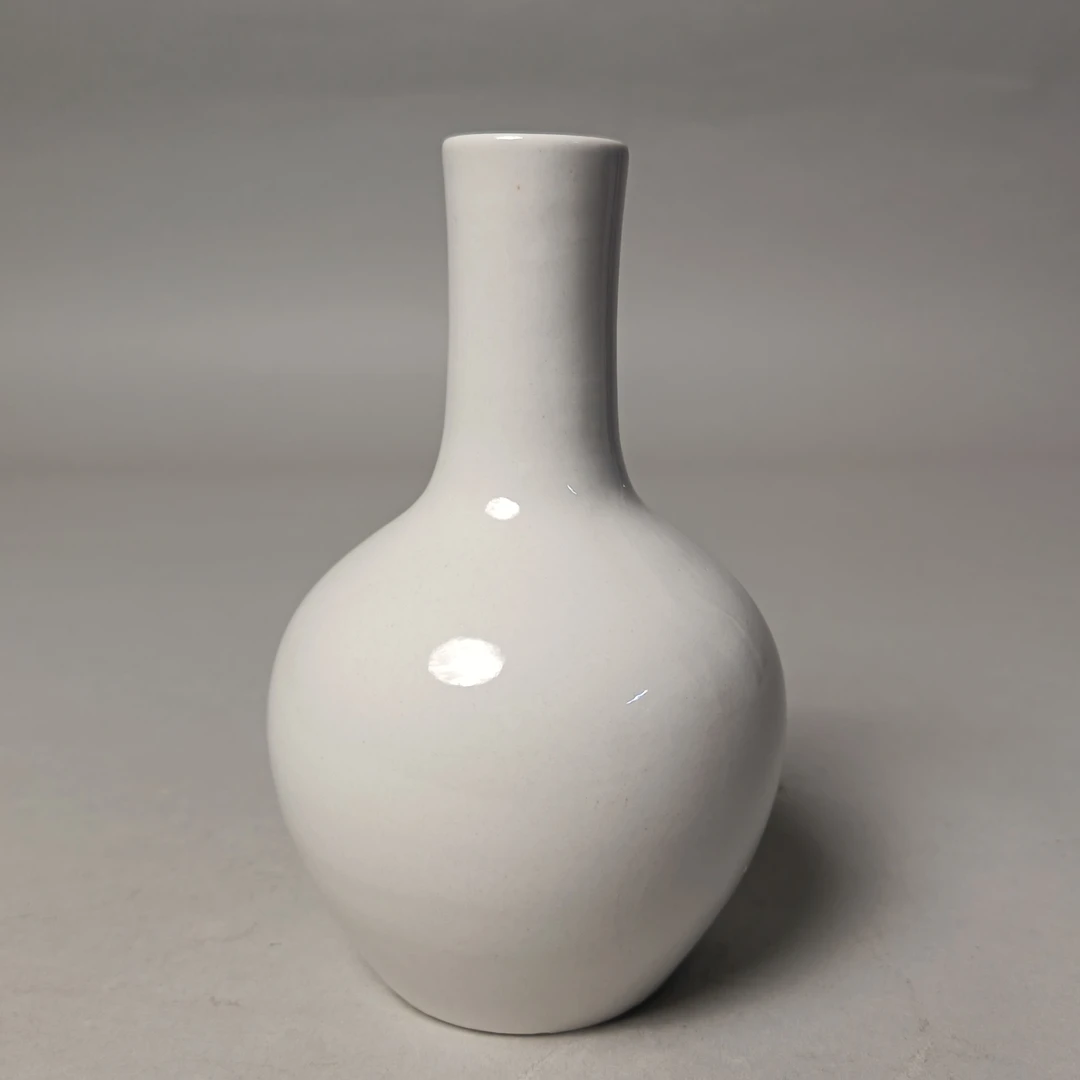 【010022680】近现代 白釉天球瓶