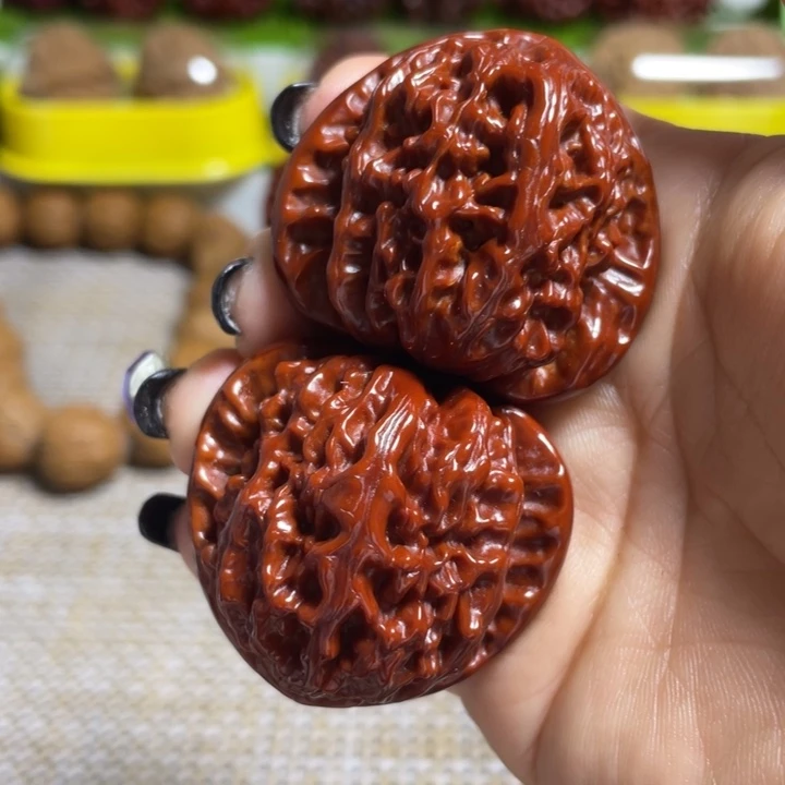 把件桃核三角白狮子42