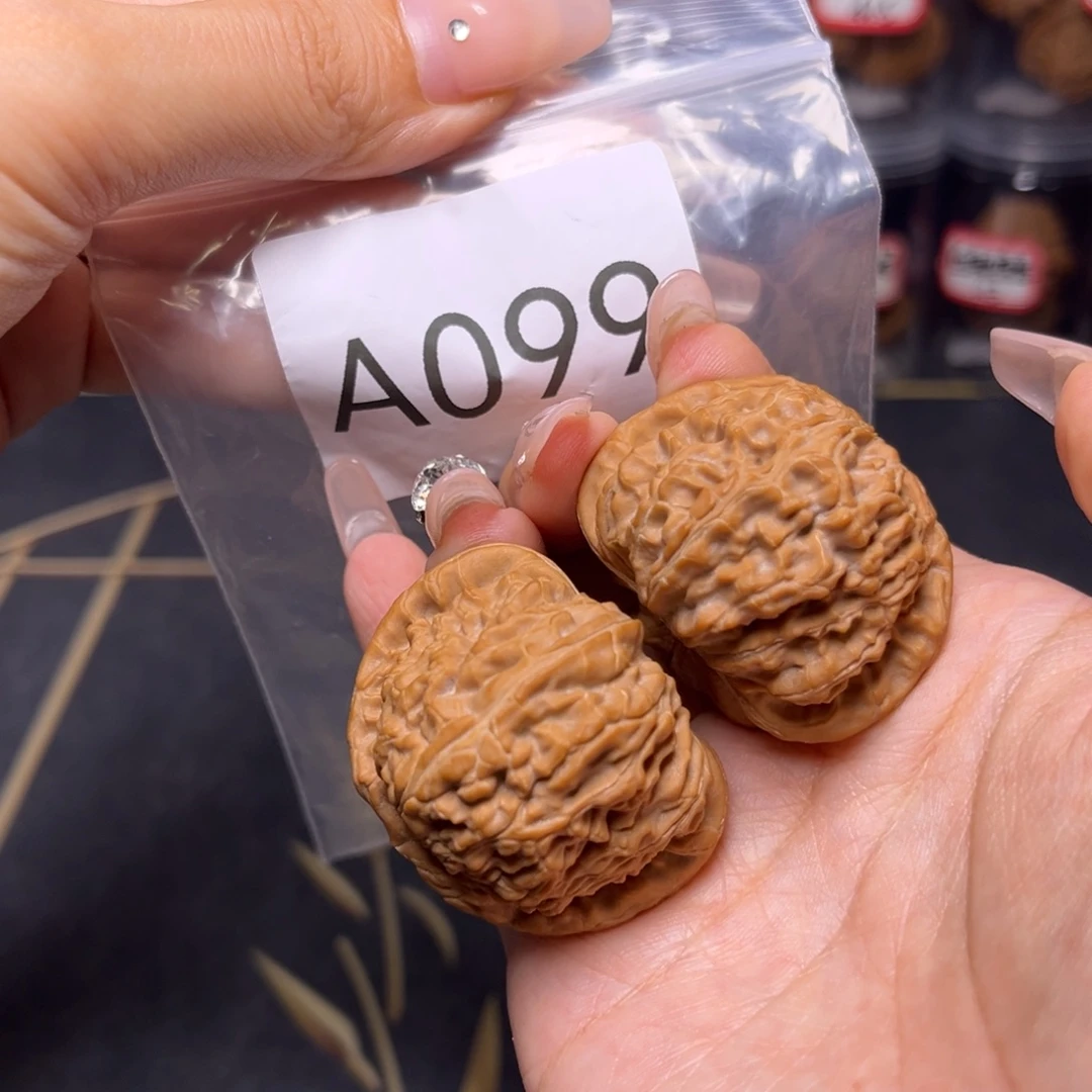 文玩核桃吊坠白狮子