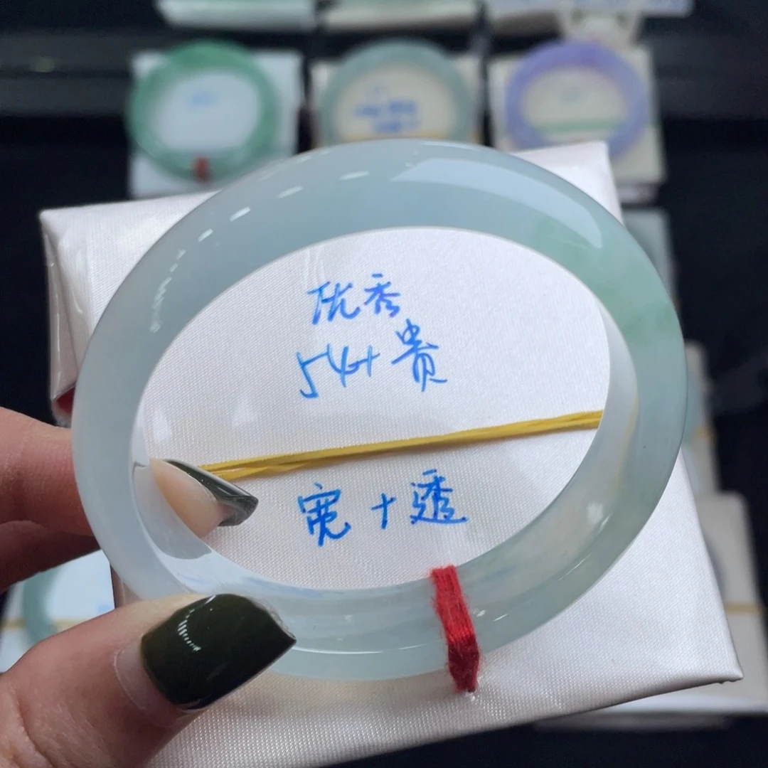 翡翠手镯未镶嵌翡翠手镯