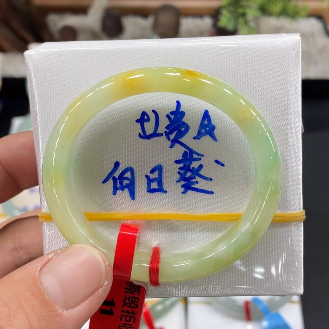 翡翠手镯未镶嵌翡翠