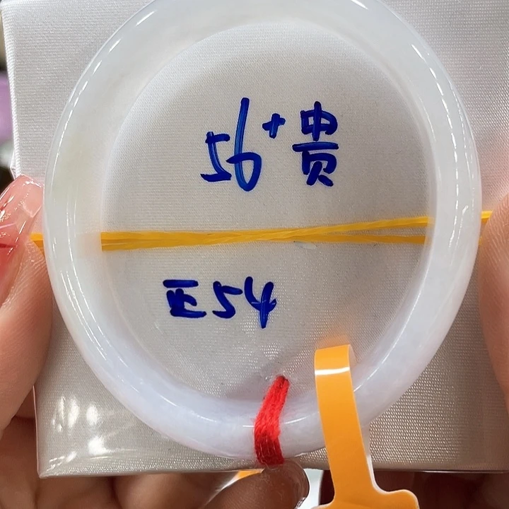 翡翠手镯未镶嵌翡翠手镯