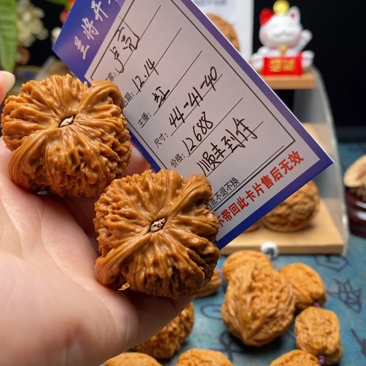 卢***亮桃核吊坠全品原生态拉丝大麻团