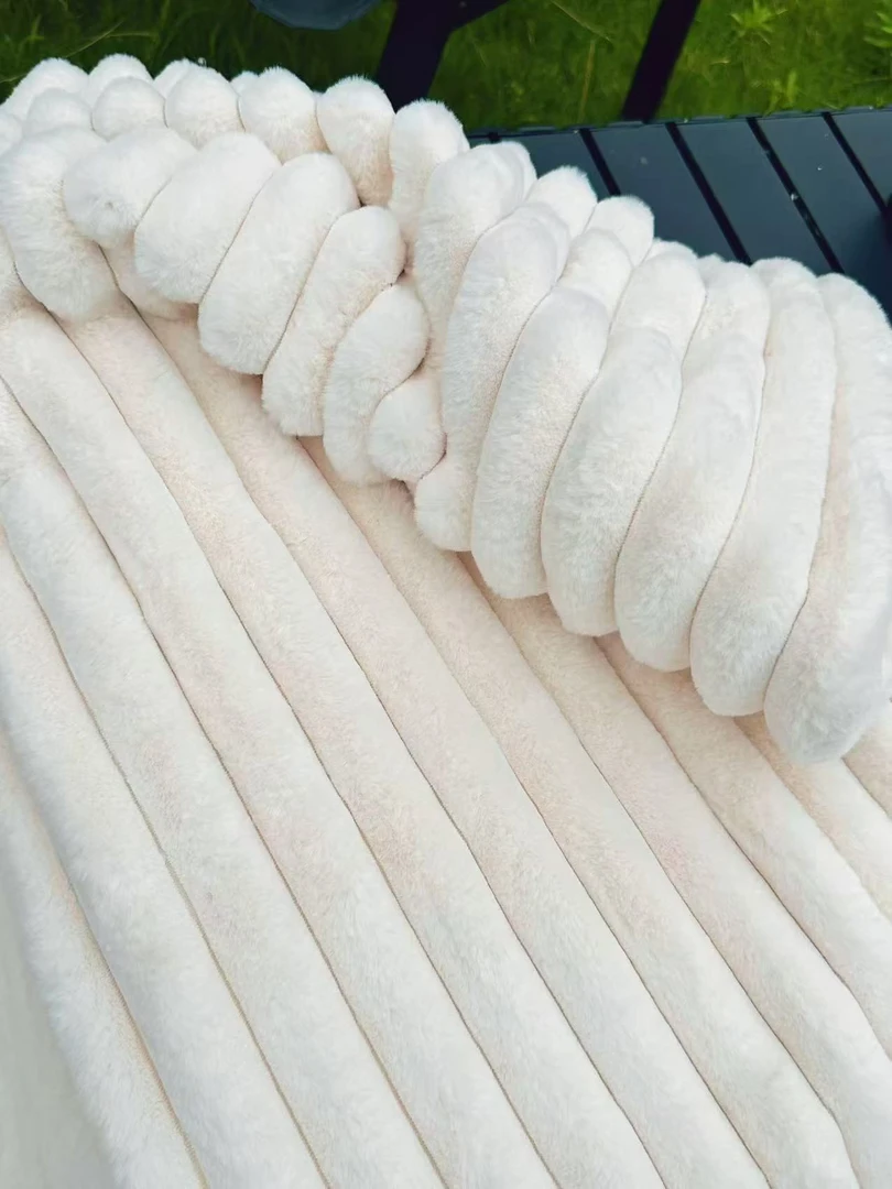 米白色抽条高仿兔兔毯子单人双层绒毛毯加厚