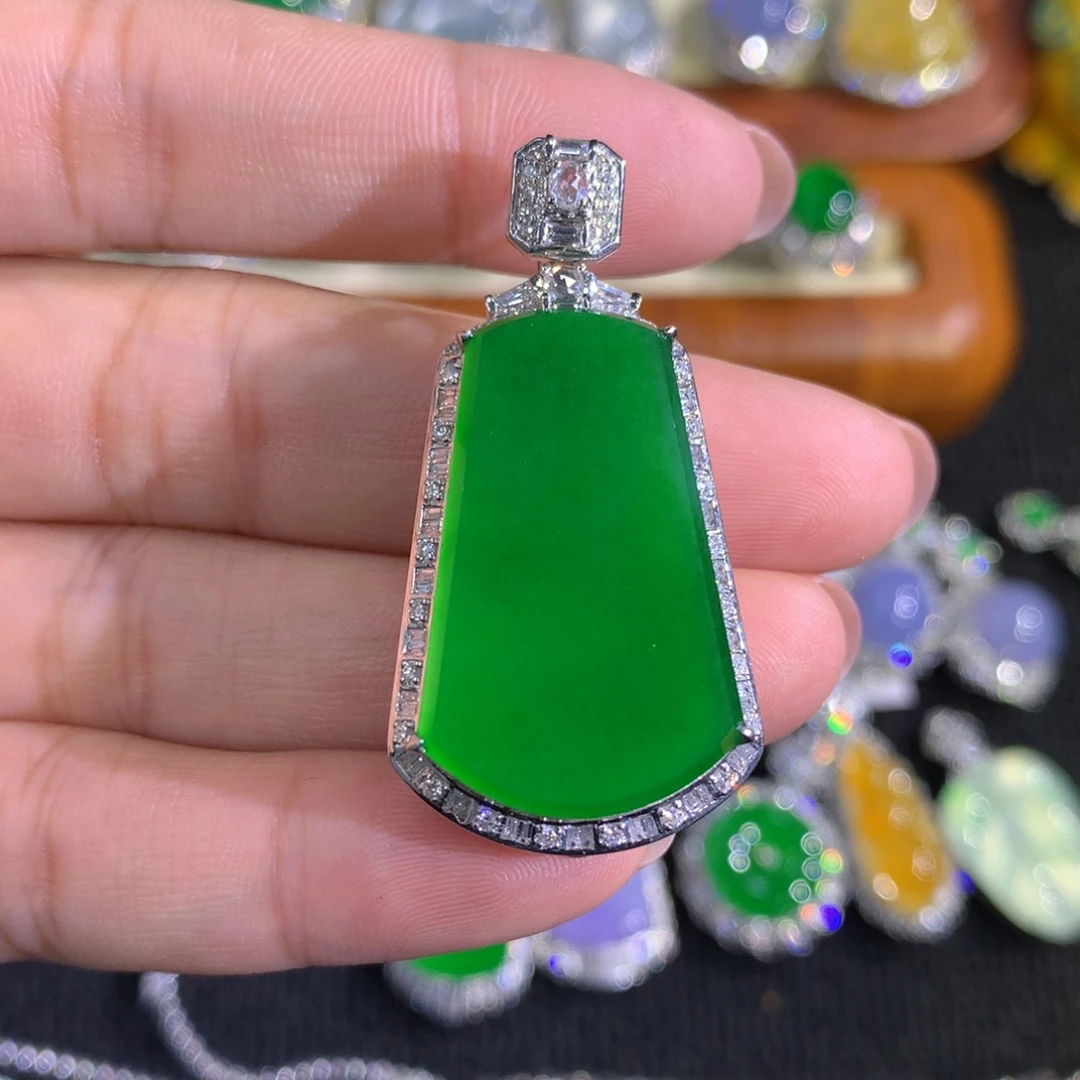 翡翠18K金镶嵌颈饰