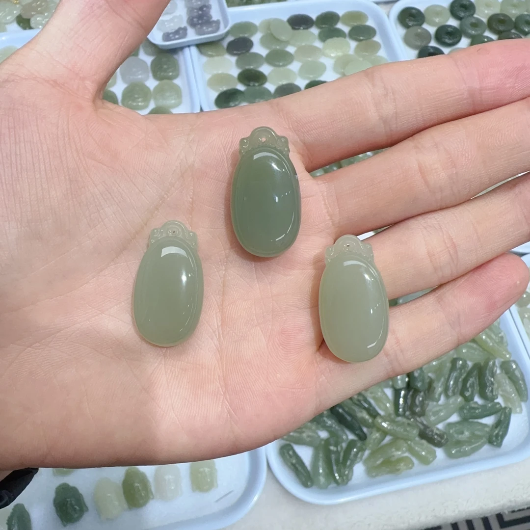 天然和田玉无事牌吊坠约30mm左右多样性发其一rh