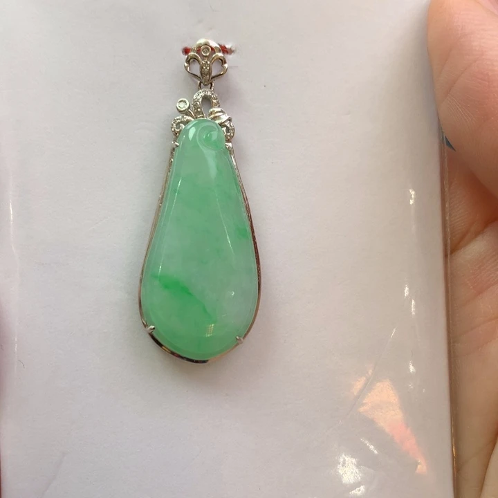 翡翠颈饰18K金镶嵌翡翠吊坠