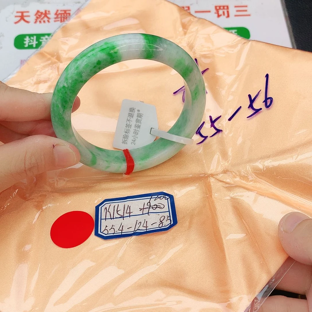 翡翠手镯未镶嵌翡翠