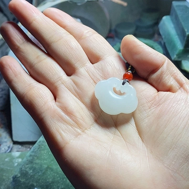 代***姐石英质玉未镶嵌颈饰