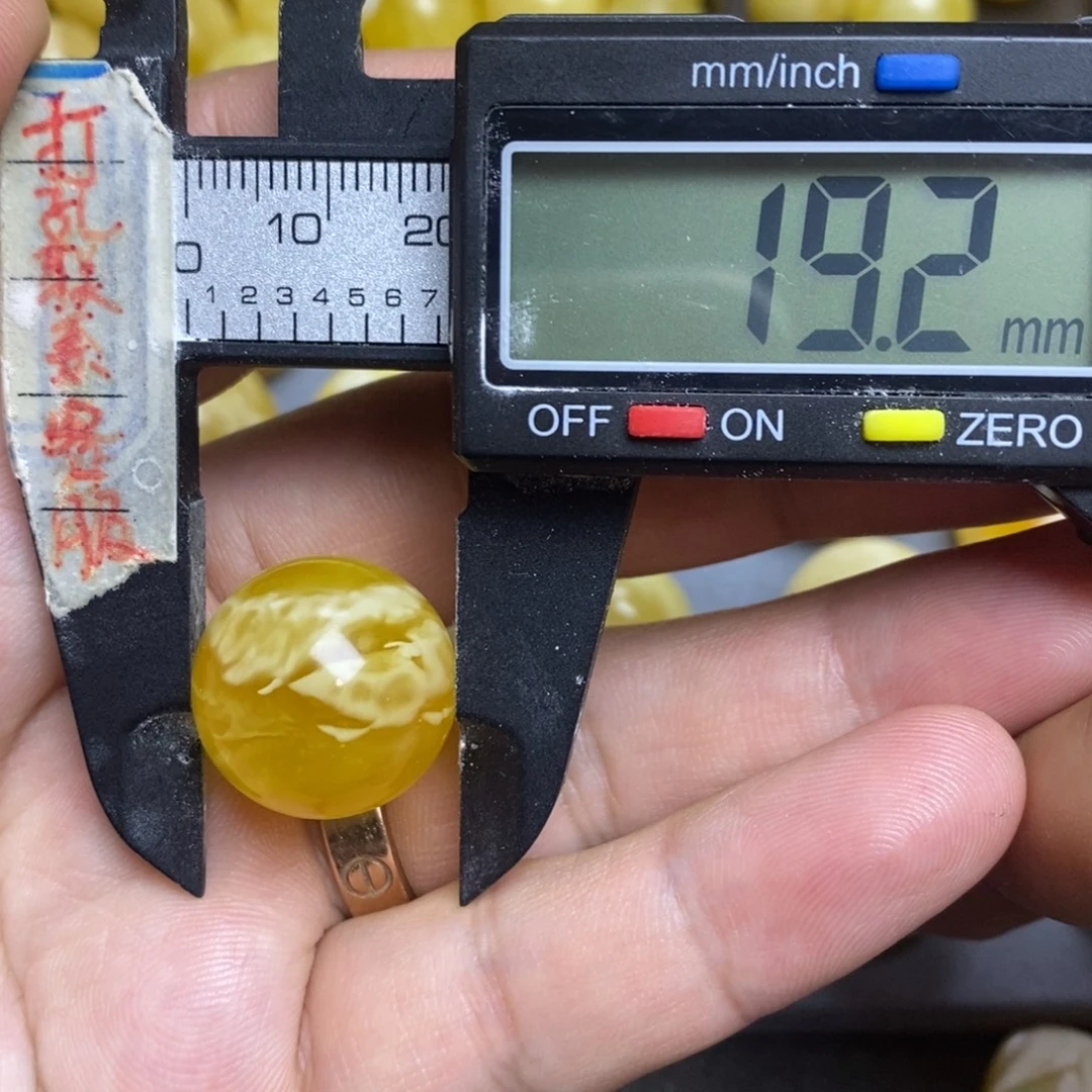 琥珀未镶嵌裸石19.2微瑕圆珠默认直发