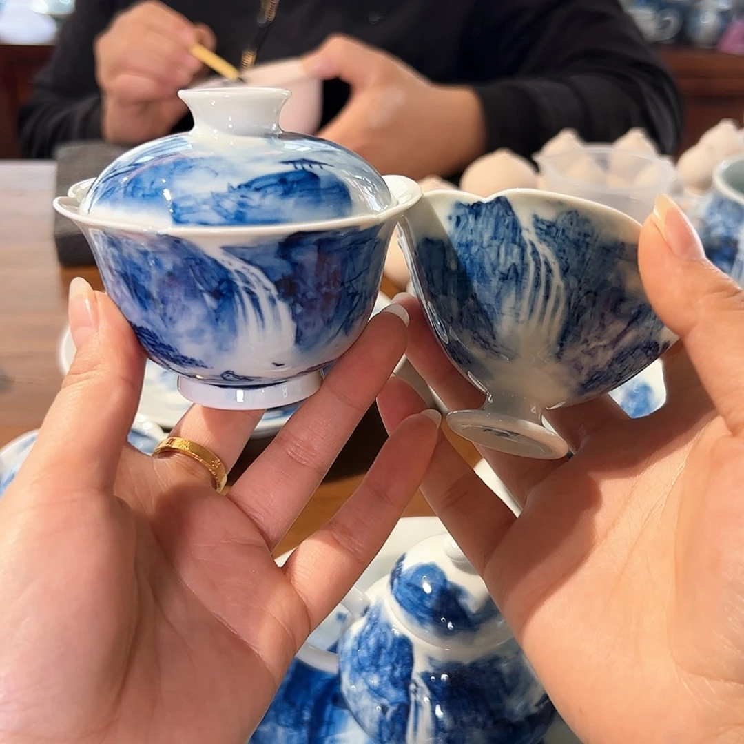 不***。青花手绘山水盖碗