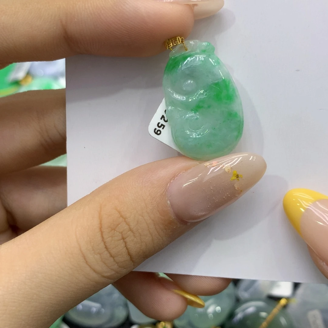 颈饰18K金镶嵌翡翠