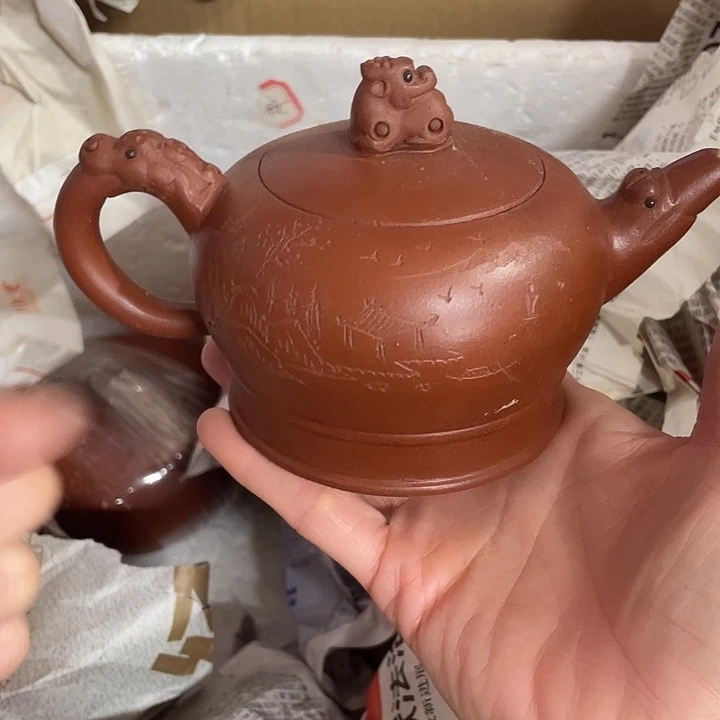 紫砂茶壶原矿泥料，手工制作的一把紫砂壶。