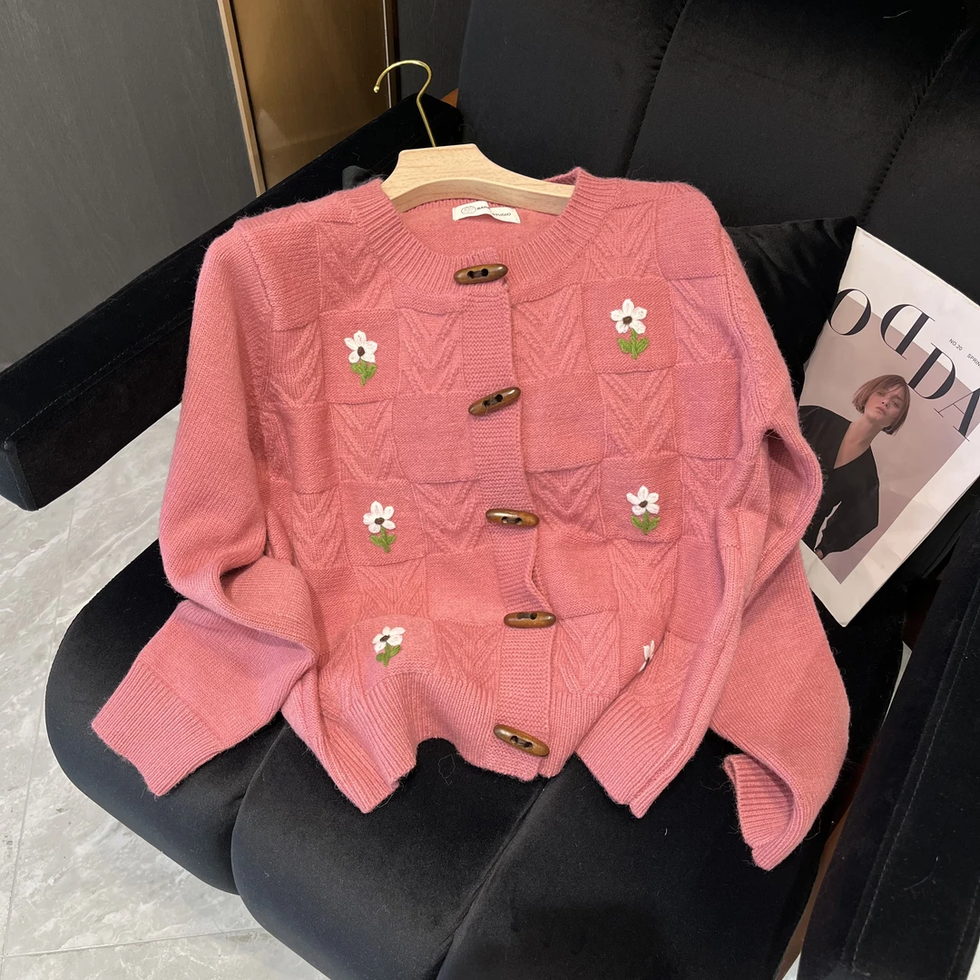 YUE 2069 牛角扣圆领刺绣花朵开衫毛衣