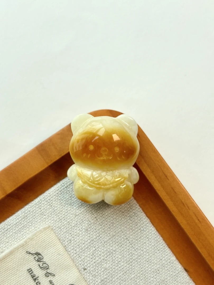 可爱围兜小熊，琥珀原矿，用于手串，项链定制，款式定制，打孔不退！！