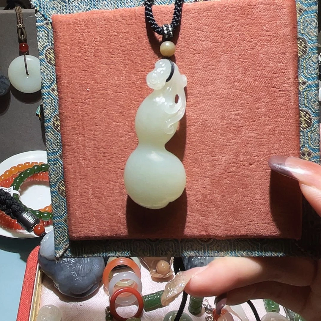 和田玉未镶嵌颈饰葫芦