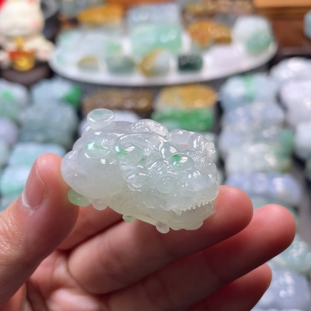翡翠未镶嵌颈饰貔貅
