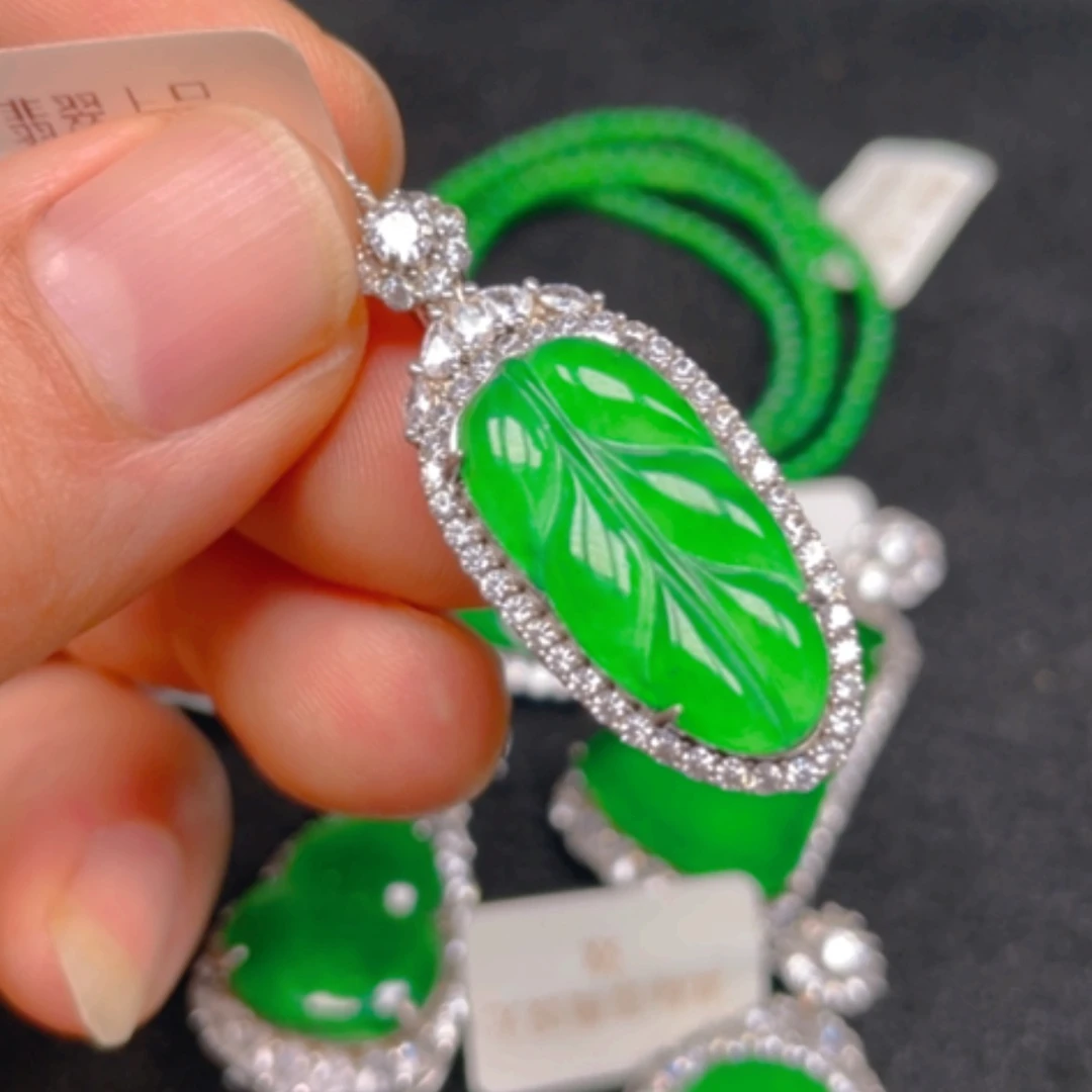 【闪购商品】颈饰银S925镶嵌翡翠吊坠