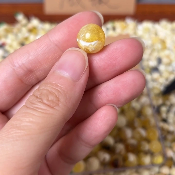 蜜蜡未镶嵌裸石12.3mm有坑