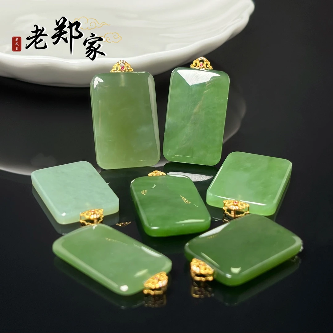 18K金和田玉无事牌吊坠(多样性发1件) 不带链 HH D2805