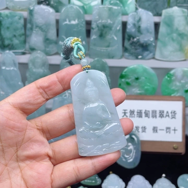 颈饰未镶嵌翡翠素衣观音