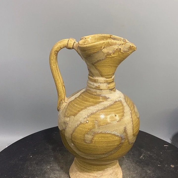 鲁山窑执壶造型独特