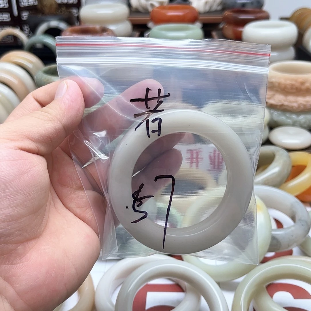 石英质玉未镶嵌手镯若*