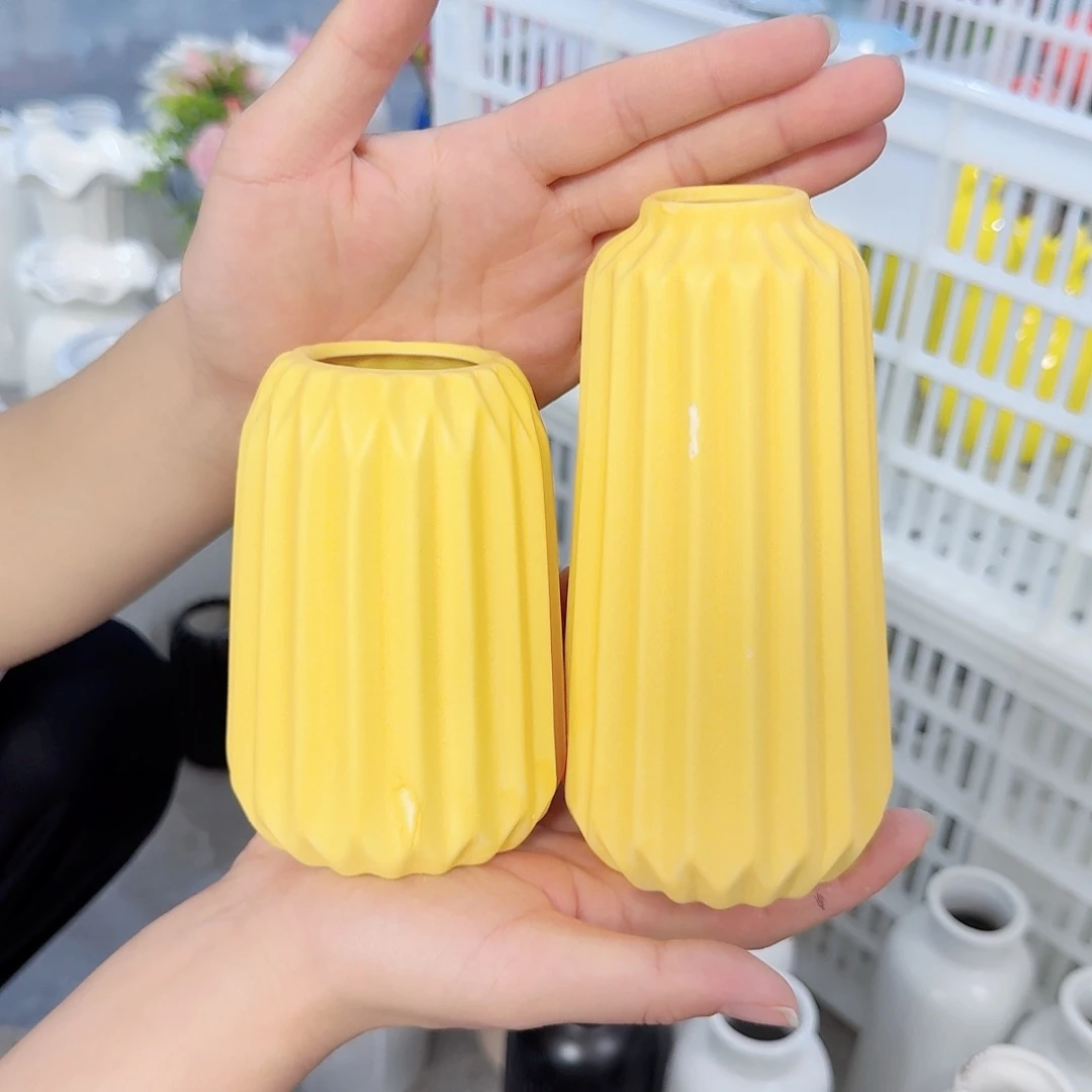 瓶两个小小黄陶瓷瑕疵