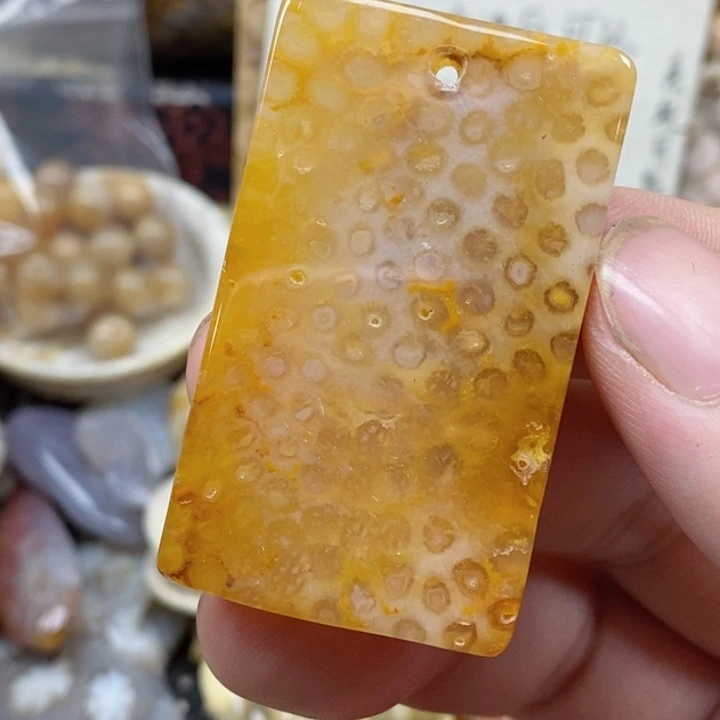 石英质玉未镶嵌颈饰