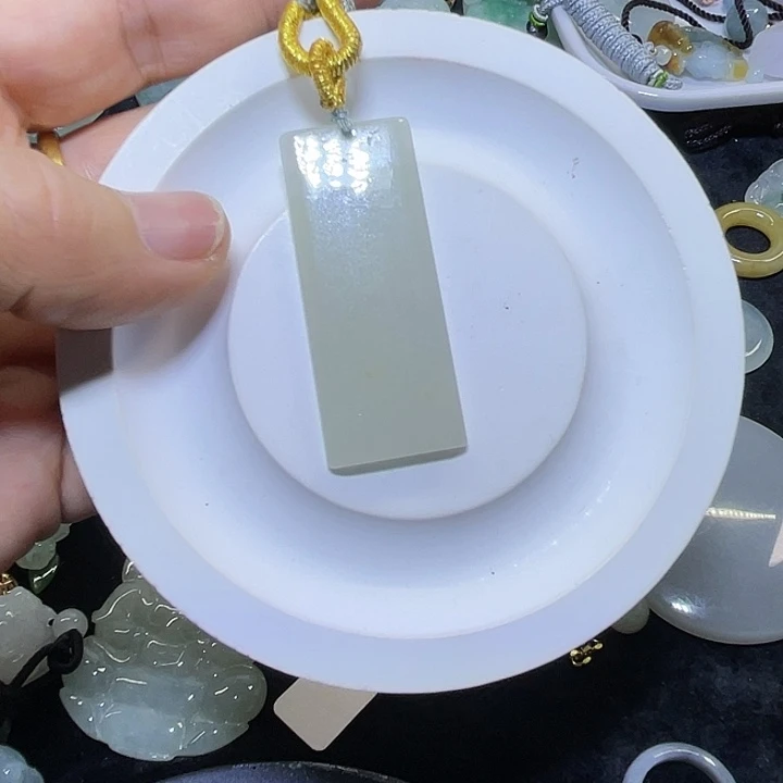 翡翠未镶嵌颈饰无事牌