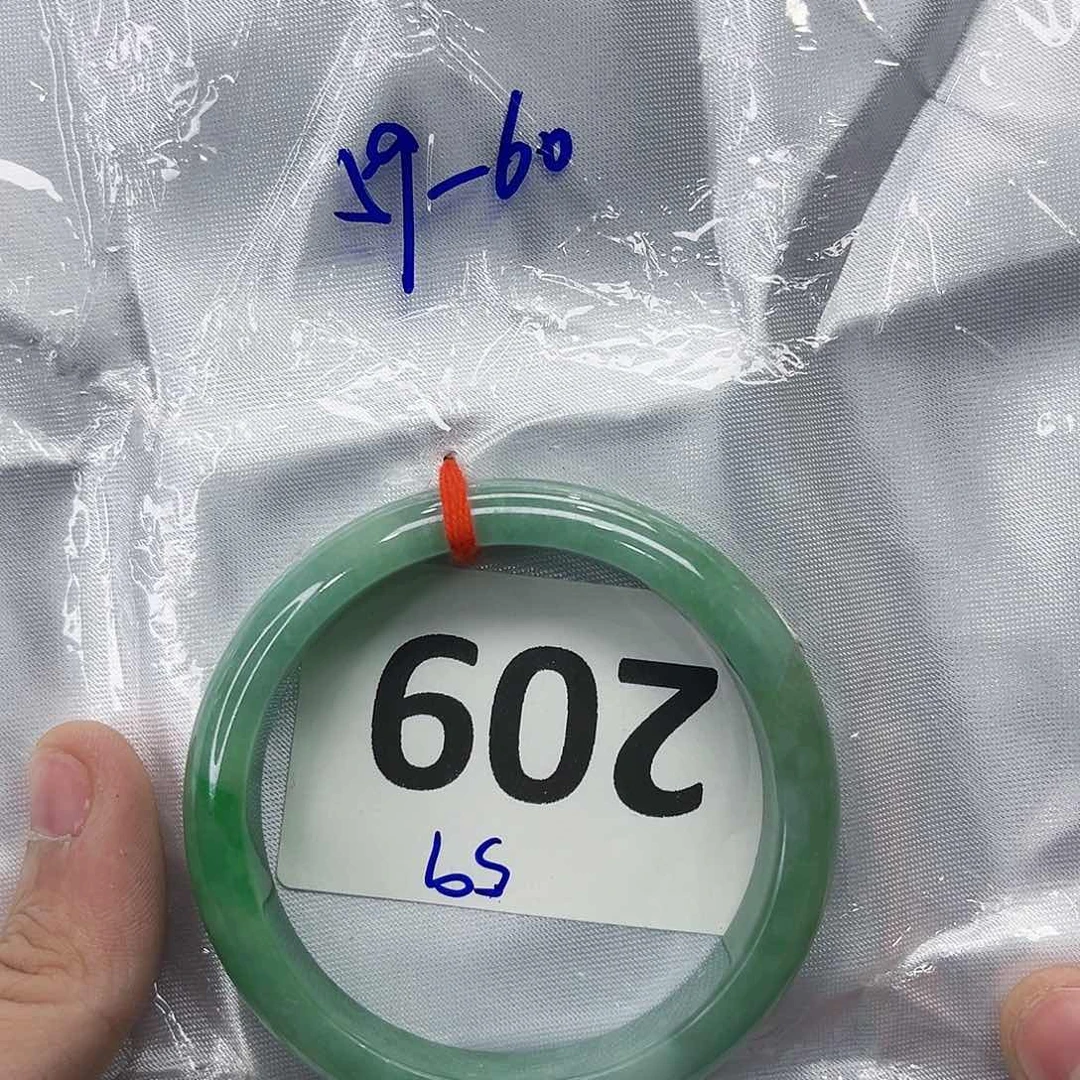 翡翠手镯未镶嵌多样性