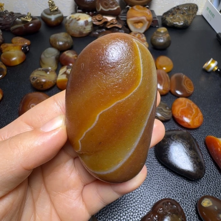 踏***浪瓷片马达加斯加奇石手把件浮雕