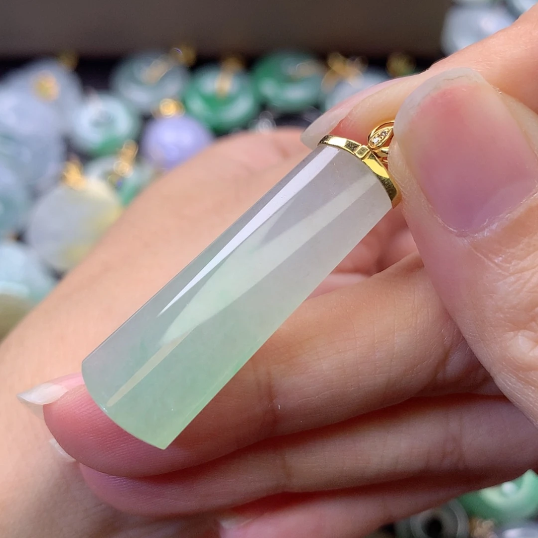 【闪购商品】吊坠(不含链)18K金镶嵌翡翠