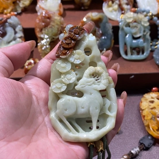 蛇纹石玉未镶嵌颈饰