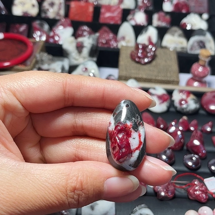 天然辰砂原石晶体吊坠