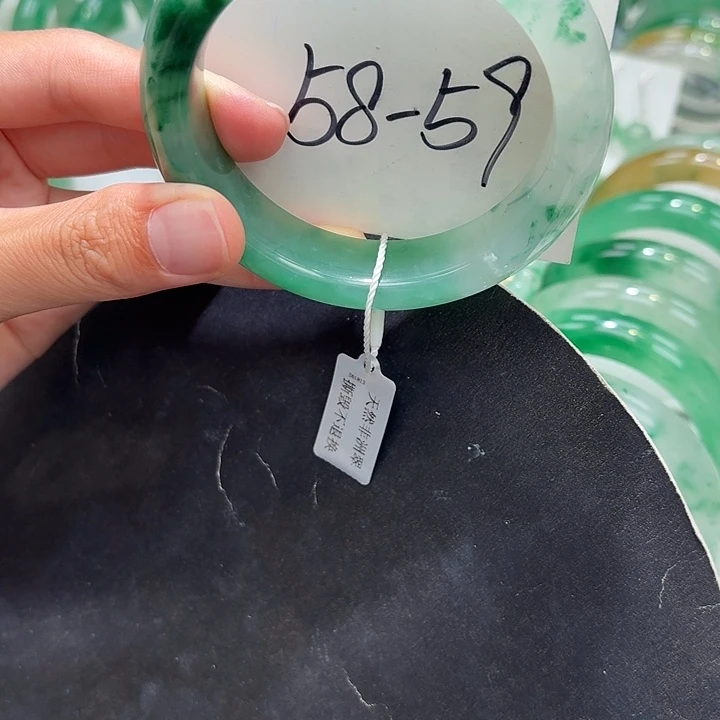未镶嵌手镯石英质玉（非洲翠）
