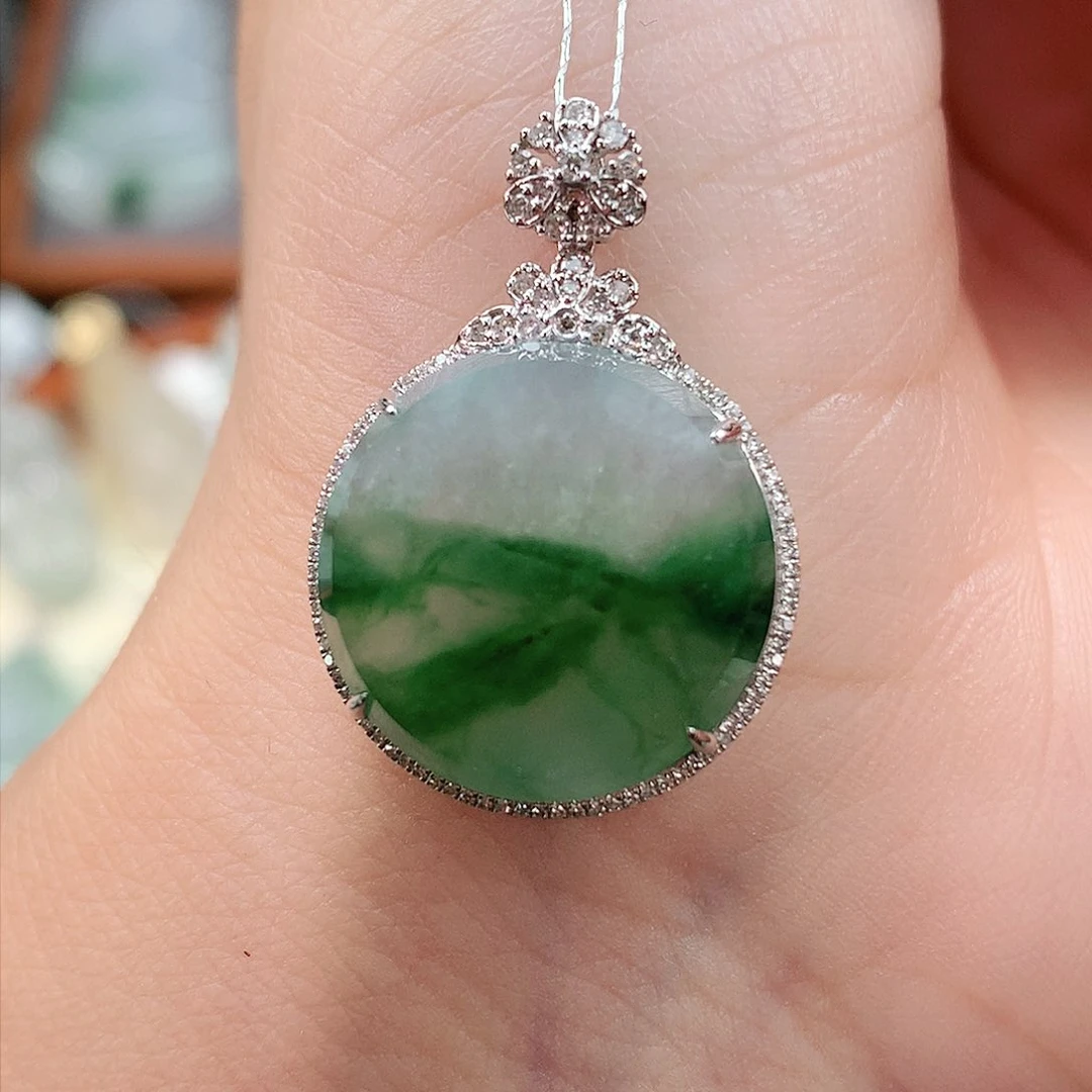 颈饰18K金镶嵌翡翠圆牌